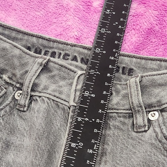American Eagle Jeans Women's Size 2 High Rise Mom Jean Gray Distressed Raw Hem - Picture 10 of 13